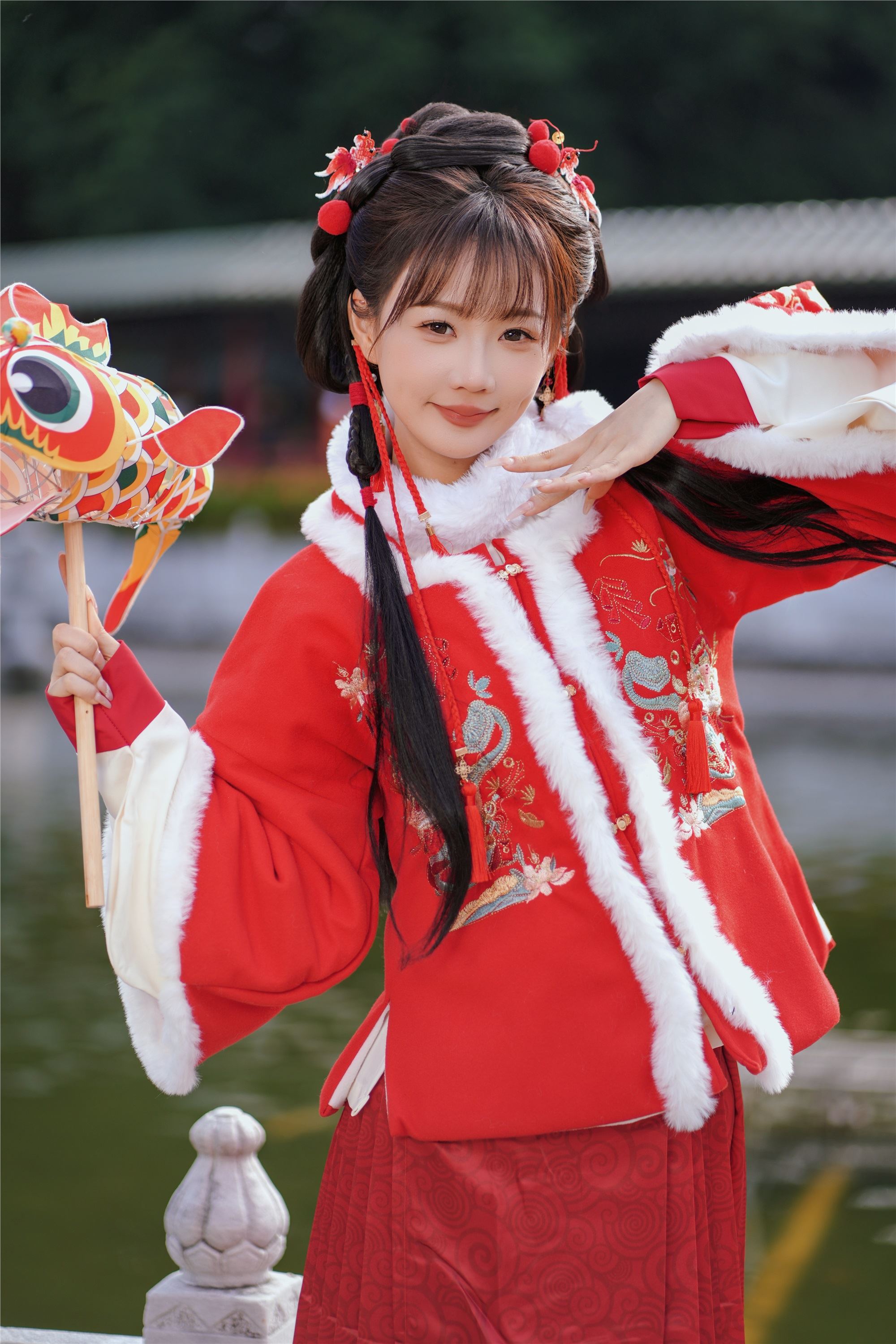 YITUYU艺图语 2025.01.31 红韵倩影 · 新年少女写真 甜心小鹿